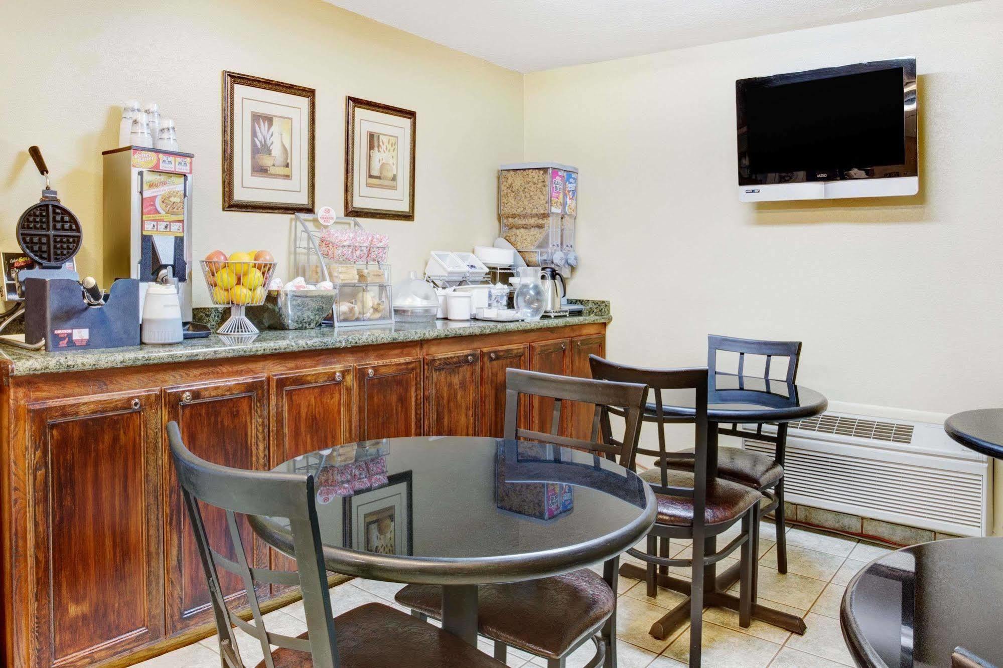 Super 8 Creswell/South Eugene Hotel Екстериор снимка