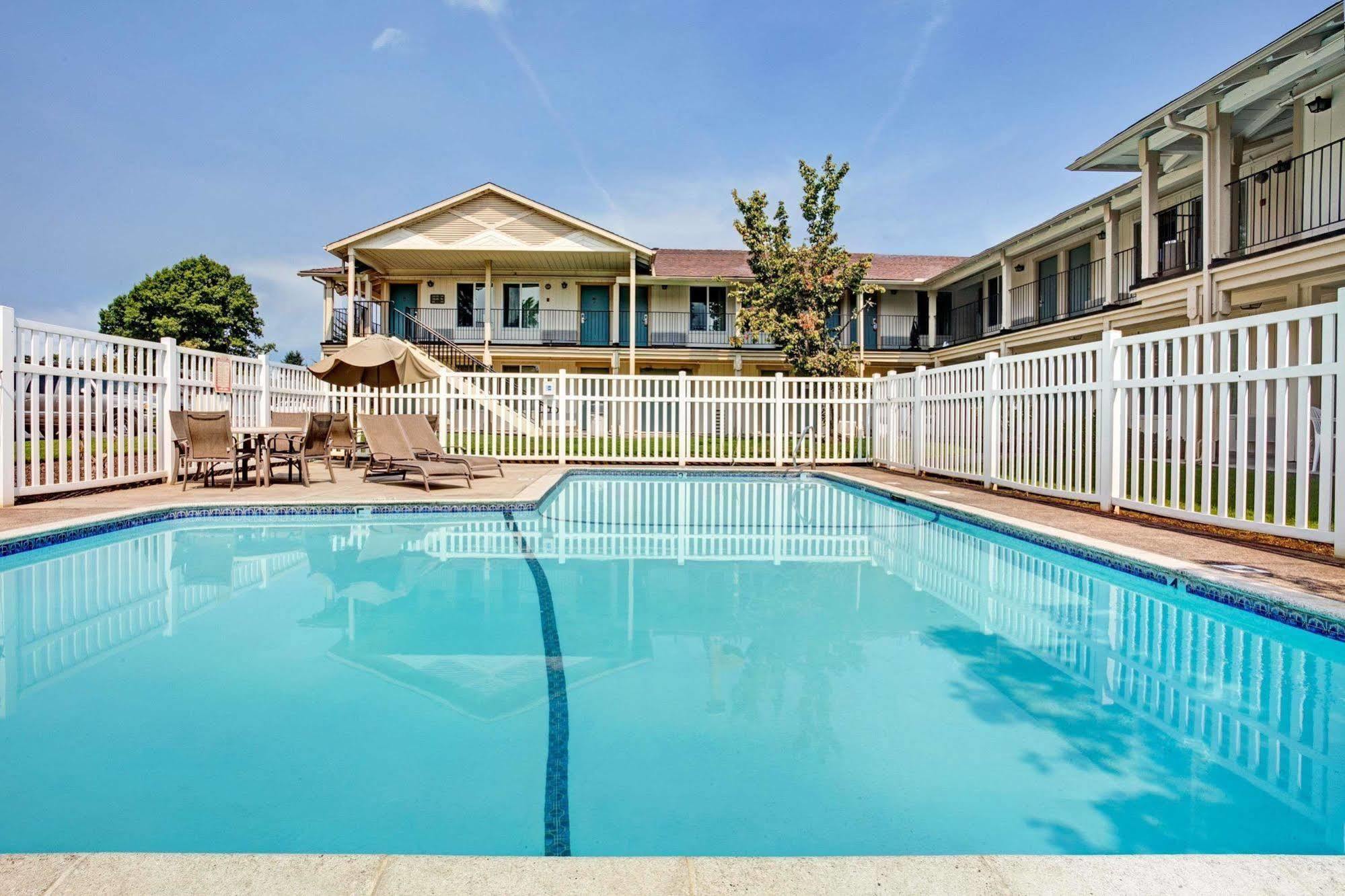 Super 8 Creswell/South Eugene Hotel Екстериор снимка